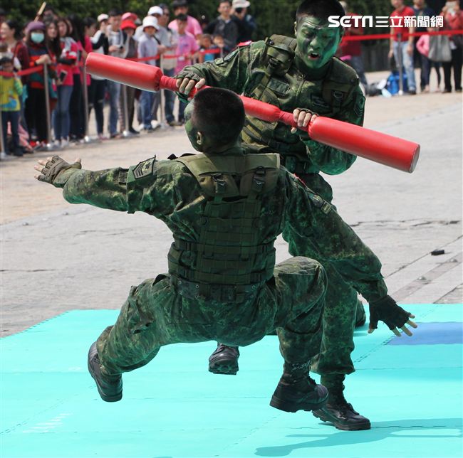 國防部支援天使心家族基金會「336愛奇兒日」活動，空軍直升機編隊、空軍樂儀隊、陸軍戰鼓、陸軍特戰戰技、海陸莒拳隊等表演。（記者邱榮吉/攝影）