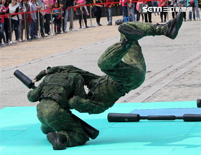 國防部支援天使心家族基金會「336愛奇兒日」活動，空軍直升機編隊、空軍樂儀隊、陸軍戰鼓、陸軍特戰戰技、海陸莒拳隊等表演。（記者邱榮吉/攝影）