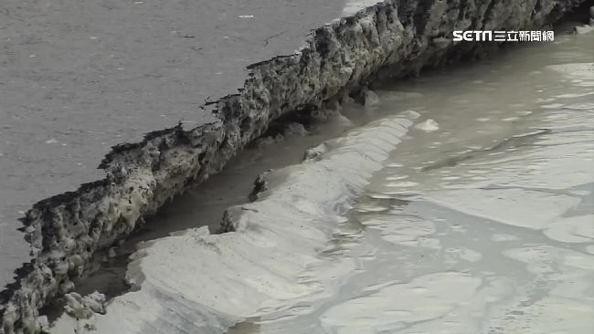 不慎挖破污水管！小港中林路又塌了