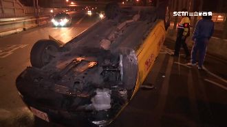 走錯匝道闖禍！小黃自撞翻車2人送醫