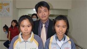 彰化芳苑草湖國中學生陳明月（右）和陳珮鳳（左），雖然家境不好，但2人仍奮發向上用功念書，假日也會幫忙父親務農施肥。（圖／中央社）