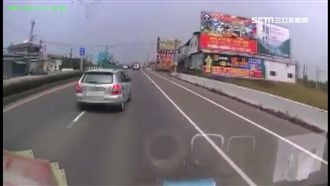 隨機逼車還叫囂　危險駕駛蛇行擋後車