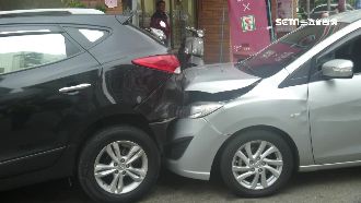 恍神上路誤踩油門？　2台車慘遭波及