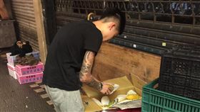 刺青少年這樣幫阿婆　網友：原本以為是屁孩（圖／翻攝爆料公社）