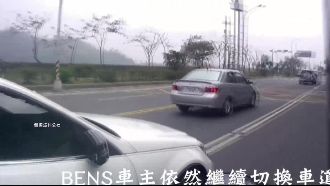 騎士控賓士逼車　反遭批騎太慢擋道