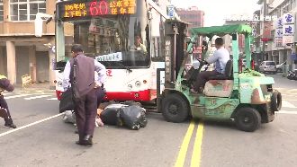 騎士被撞捲公車底　堆高機仗義相救