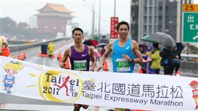 ▲「金門囝仔」何盡平以1小時12分35秒的成績勇奪國道馬拉松半碼冠軍，世大運選手周庭印一步之遙緊隨在後。（圖／國道馬拉松提供）
