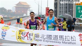 ▲「金門囝仔」何盡平以1小時12分35秒的成績勇奪國道馬拉松半碼冠軍，世大運選手周庭印一步之遙緊隨在後。（圖／國道馬拉松提供）

