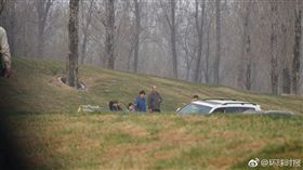 ▲遊客擅自下車觀賞老虎。（圖／翻攝自環球時報）