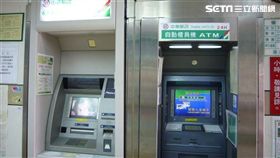 詐騙最後階段，歹徒會誘使被害人到提款機前操作匯款。