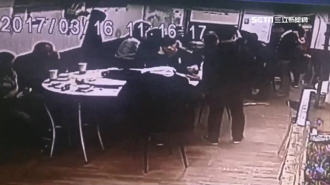 黑衣人囂張「霸桌」　三字經譙警遭逮
