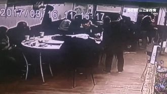 黑衣人囂張「霸桌」　三字經譙警遭逮