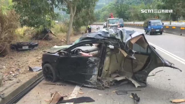 驚悚！酒駕撞樹車斷兩截2人當場死亡
