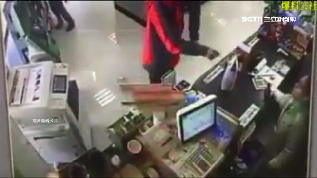 嫌店員厭世臉　正妹呼巴掌秒被反制