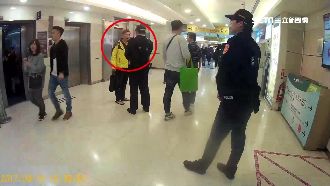 穿夾腳拖被警盤查　李永得批警察國家