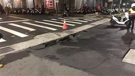 路面塌陷 翻攝新北消防發爾麵