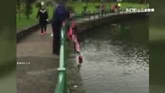 為了撿球…這家長竟讓女兒懸在湖面上