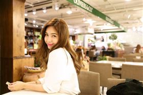 台巴混血女藝人雷瑟琳。翻攝臉書