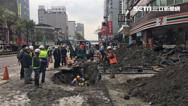 下陷回填又下陷！　路面擠壓變漏瓦斯
