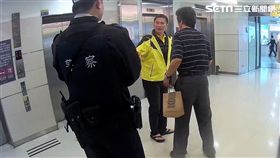 客委會主委李永得在台北轉運站超商購買運動飲料後遭盤查，事後他在臉書痛斥台北市已成警察國家，警方則堅稱是依法行使職權（翻攝畫面）