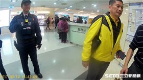 客委會主委李永得在台北轉運站超商購買運動飲料後遭盤查，事後他在臉書痛斥台北市已成警察國家，警方則堅稱是依法行使職權（翻攝畫面）