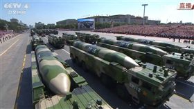 2015年東風16首次在閱兵中亮相，據稱結合固體燃料、先進制導、彈頭設計等
技術，射程超過1000公里。／央視