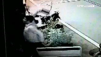 喝酒狂歡遭投訴　醉男砍鄰居鐵門洩憤