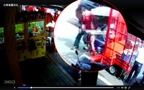 鐵牛駕駛下車想推翻阿婆電動車。