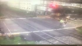 F警壓制臥軌1300