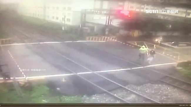 女闖平交道欲輕生　義交關鍵時刻救命