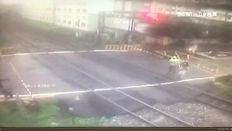 女闖平交道欲輕生　義交關鍵時刻救命