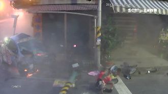 酒駕衝撞電桿起火　婦人路過遭波及