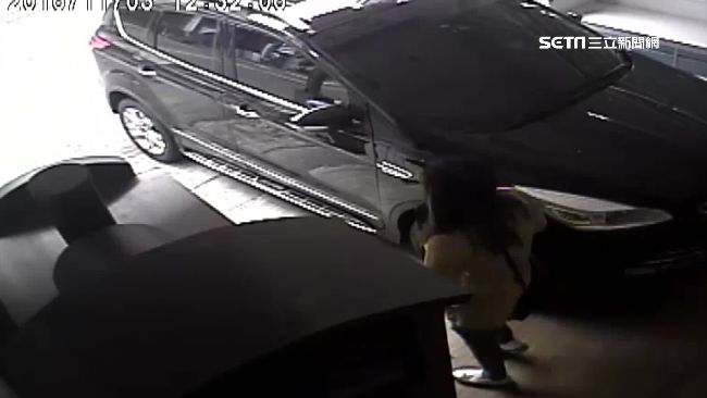 糗！女賊大膽偷包　遭自家監視器洩底