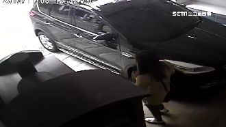 糗！女賊大膽偷包　遭自家監視器洩底