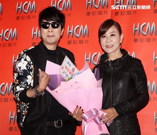 龍千玉推出最新專輯「你不孤單」，小叔曹西平送花與紅色佩帶。（記者邱榮吉/攝影）

