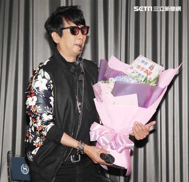龍千玉推出最新專輯「你不孤單」，小叔曹西平送花與紅色佩帶。（記者邱榮吉/攝影）

