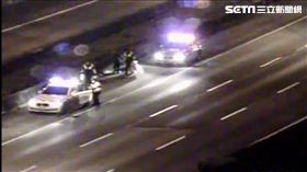 八旬曾姓老婦揹著回收物品誤闖國道路肩，警方發現後將她帶回警局安置，並通知家屬將人帶回（翻攝畫面）