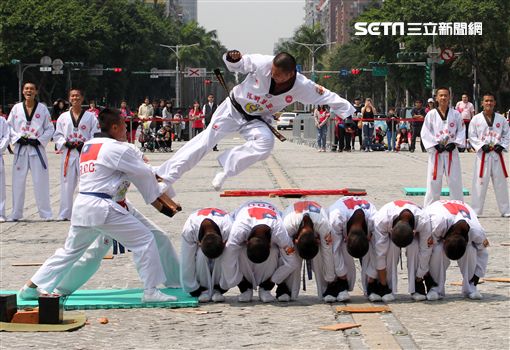 海軍陸戰隊莒拳隊，擊木板切磚塊功夫了得。（記者邱榮吉/攝影）