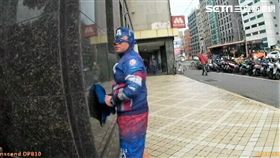 謝男身穿美國隊長在林務局大樓吵鬧，還拿衣服擦拭外牆，警勸阻不聽，他竟開始脫衣服，最後遭所長用大外割制服（翻攝畫面）