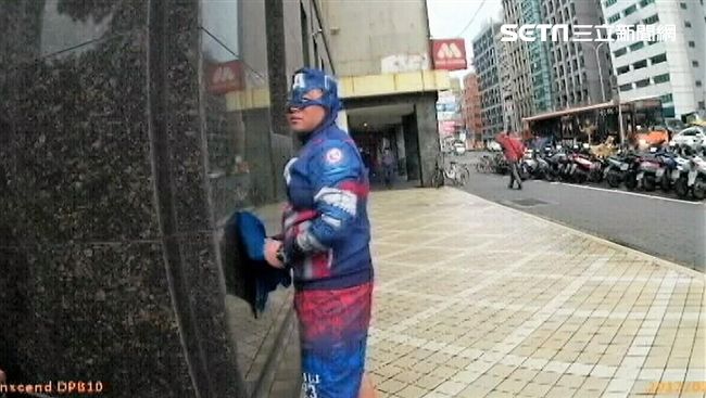 美國隊長當街咆哮　所長秀大外割制伏