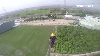 直擊更換電塔導線　包商掛高空搏命賺