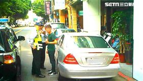 警方前往延平北路上的旅館門口埋伏，一舉逮捕滿姓車伕，以及「假觀光真賣淫」的金姓韓籍應召女子（翻攝畫面）