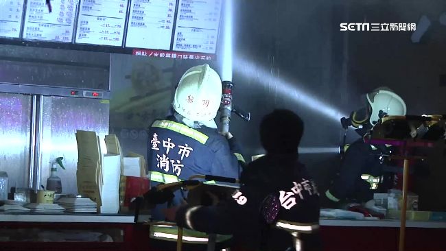 半夜騎樓竄火光　住戶倉皇逃生2嗆傷