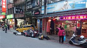 傅姓計程車司機行經中央路時，先追撞前方機車騎士後，倒車時暴衝再撞上路旁10輛機車（翻攝畫面）