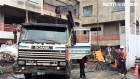 木柵路二段巷內工地發生意外，起重機吊臂疑似煞車失靈，導致纜繩斷裂，吊起的鋼筋全數砸在貨車司機身上（翻攝畫面）