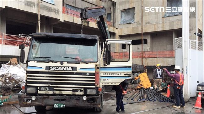 吊車纜繩突斷裂　鋼筋掉落砸中司機
