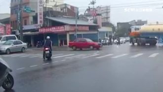 有這麼趕嗎？騎士連續逆向左轉闖紅燈