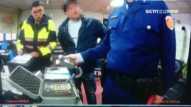 酒駕到警所領手機　男當場遭開單扣車