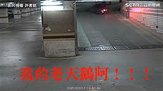 慘遭鐵捲門襲擊　機車騎士製影片自嘲