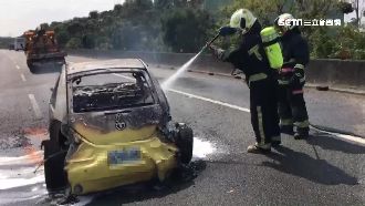 國道火燒車！金龜車擦撞遊覽車竟自燃